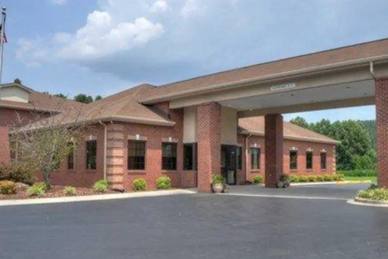 Comfort Inn Near Downtown & Blue Ridge Pkwy Marion Bagian luar foto