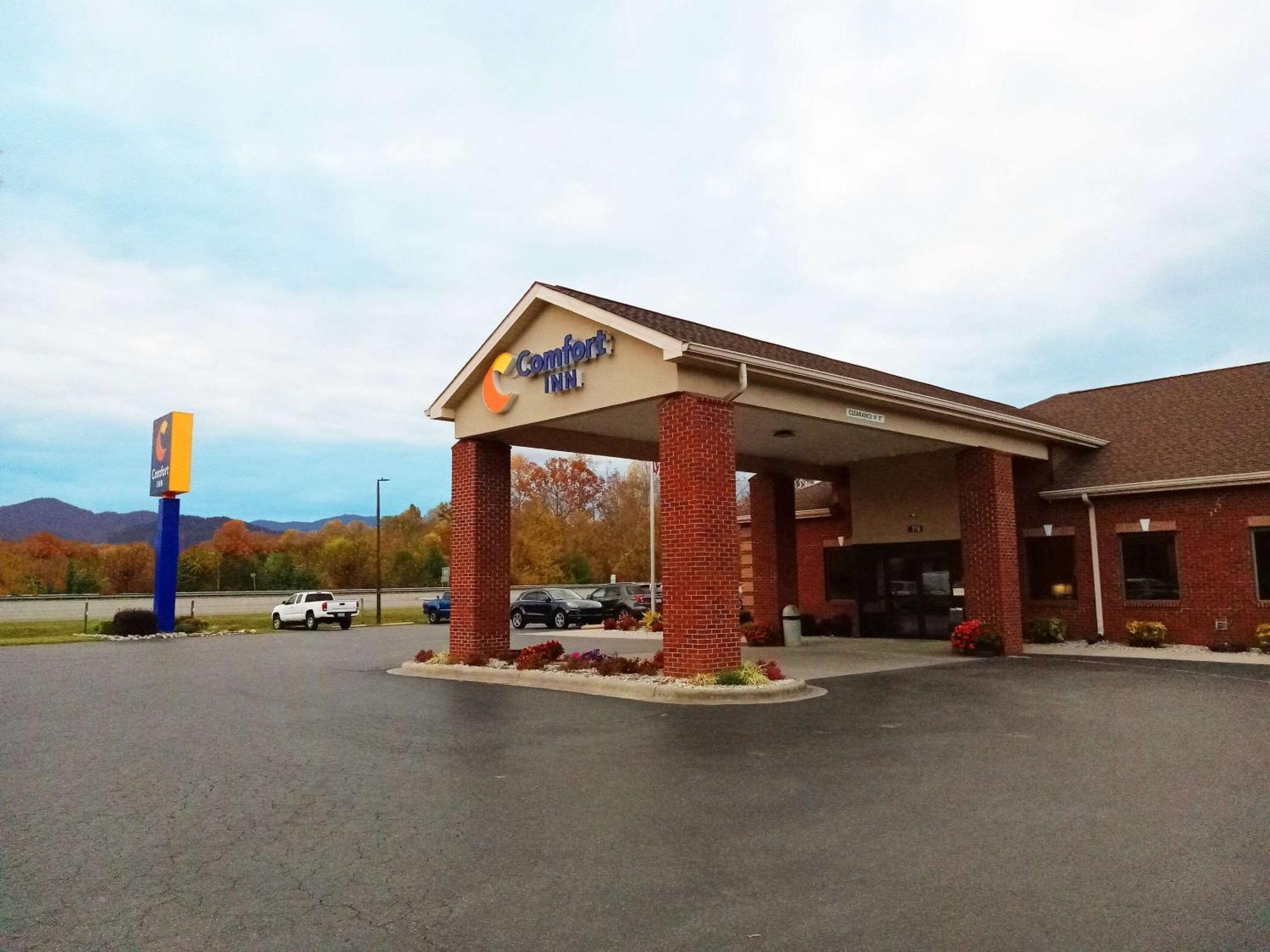 Comfort Inn Near Downtown & Blue Ridge Pkwy Marion Bagian luar foto