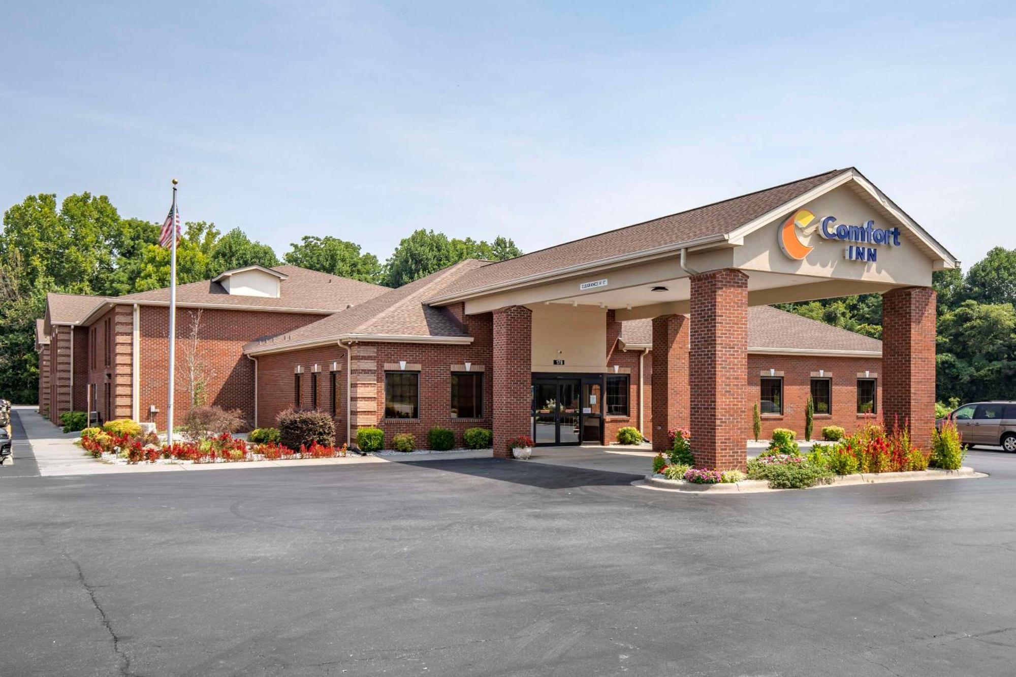 Comfort Inn Near Downtown & Blue Ridge Pkwy Marion Bagian luar foto