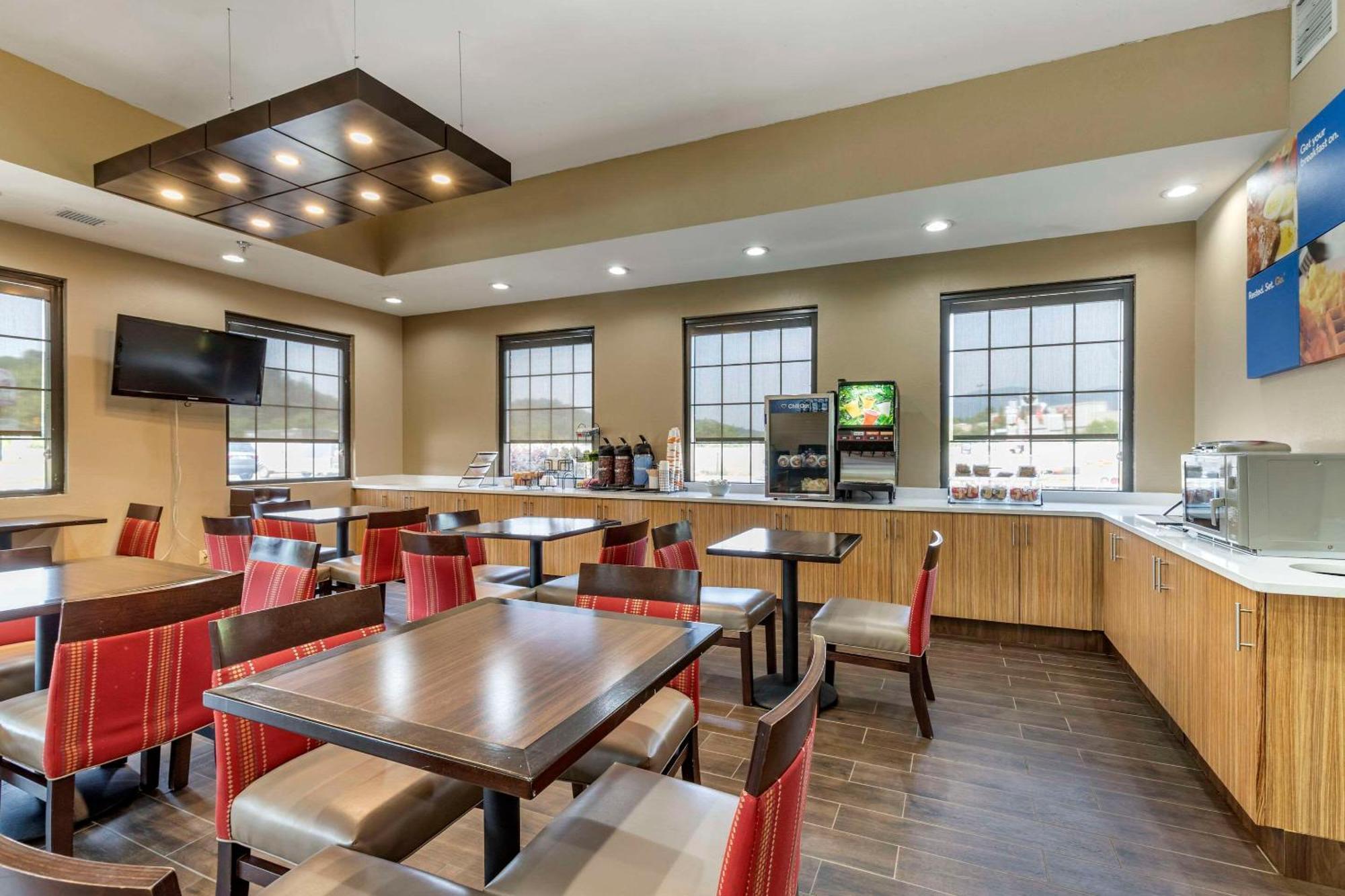 Comfort Inn Near Downtown & Blue Ridge Pkwy Marion Bagian luar foto